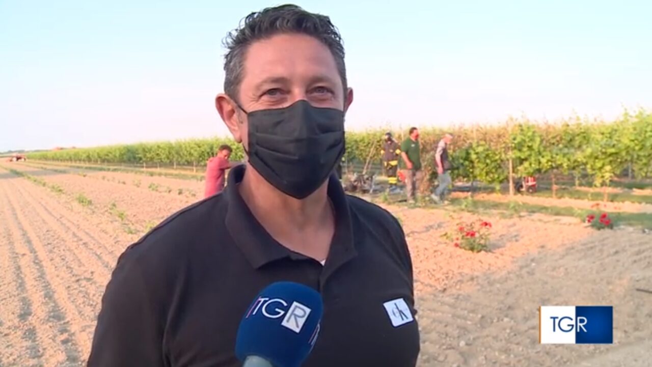 Vede lo schianto dell’ultraleggero da casa e prova a spegnere l’incendio