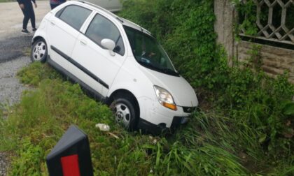 Provoca un incidente e scappa ma viene beccata: pirata della strada incastrata dalla foto di una residente