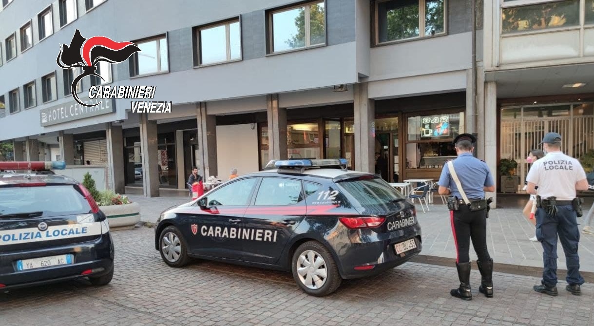 Telecamere abusive nel bar e dipendenti senza mascherine, 17mila euro di multa