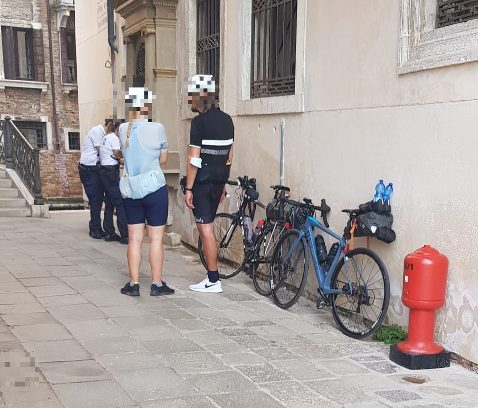 Sanzionate due persone che guidavano le loro bici in centro storico a Venezia