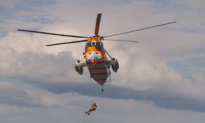 Spiaggia troppo affollata, i soccorsi non riescono ad arrivare e un 70enne muore (colpa anche di una app)