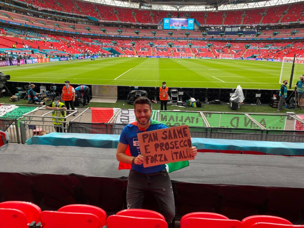 Prof veneziano a Wembley diventa virale: “Pan, saame e prosecco, forza Italia”
