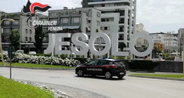Giovanissimi vicentini a Jesolo si ribellano ai rapinatori armati e fanno arrestare uno dei malviventi
