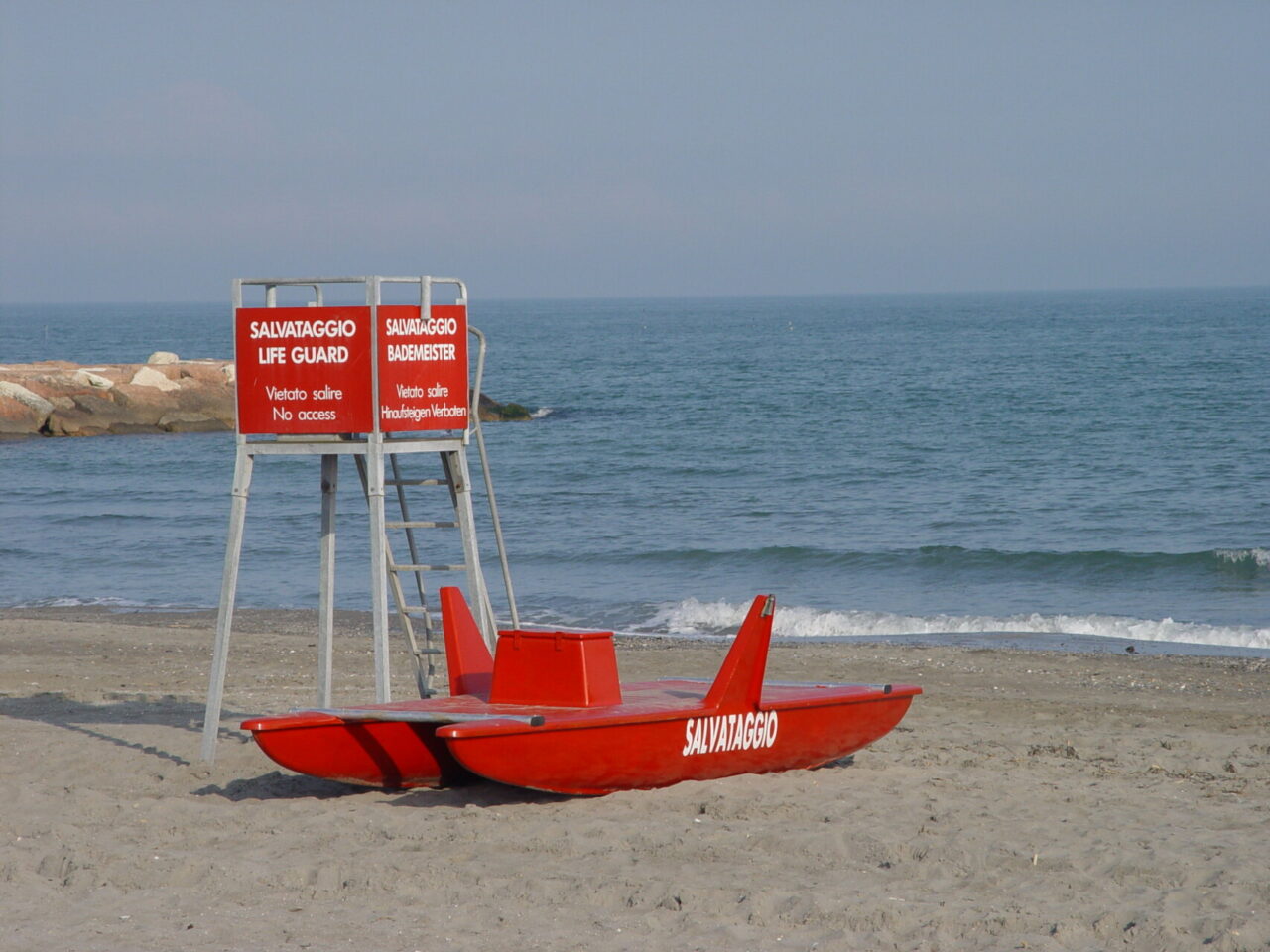 Litorale di Bibione, turista 79enne muore annegato: grave anche una bimba di 10 anni