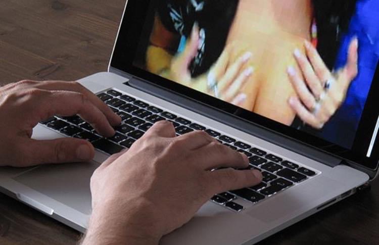 Sorprende il figlio 15enne mentre guarda i porno e gli rompe un braccio