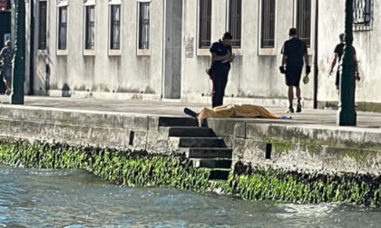 Un cadavere riaffiora dalle acque dell'isola della Giudecca: mistero sull'identità