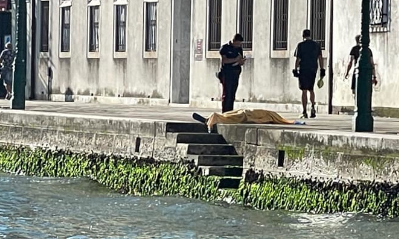 Un cadavere riaffiora dalle acque dell’isola della Giudecca: mistero sull’identità
