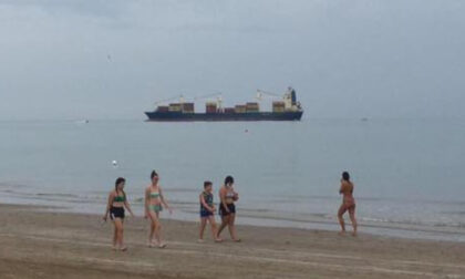 Nave porta container da 184 metri incagliata davanti alla spiaggia di Cortellazzo