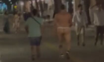 Sfila per il centro di Jesolo senza pantaloni, ecco il video che sta diventando virale