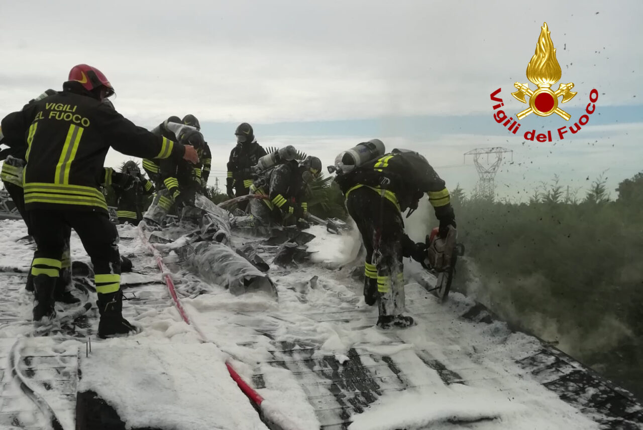 Asseggiano, le foto dell’incendio al tetto di una casa spento con la schiuma