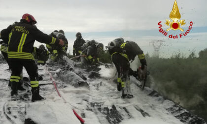 Asseggiano, le foto dell'incendio al tetto di una casa spento con la schiuma