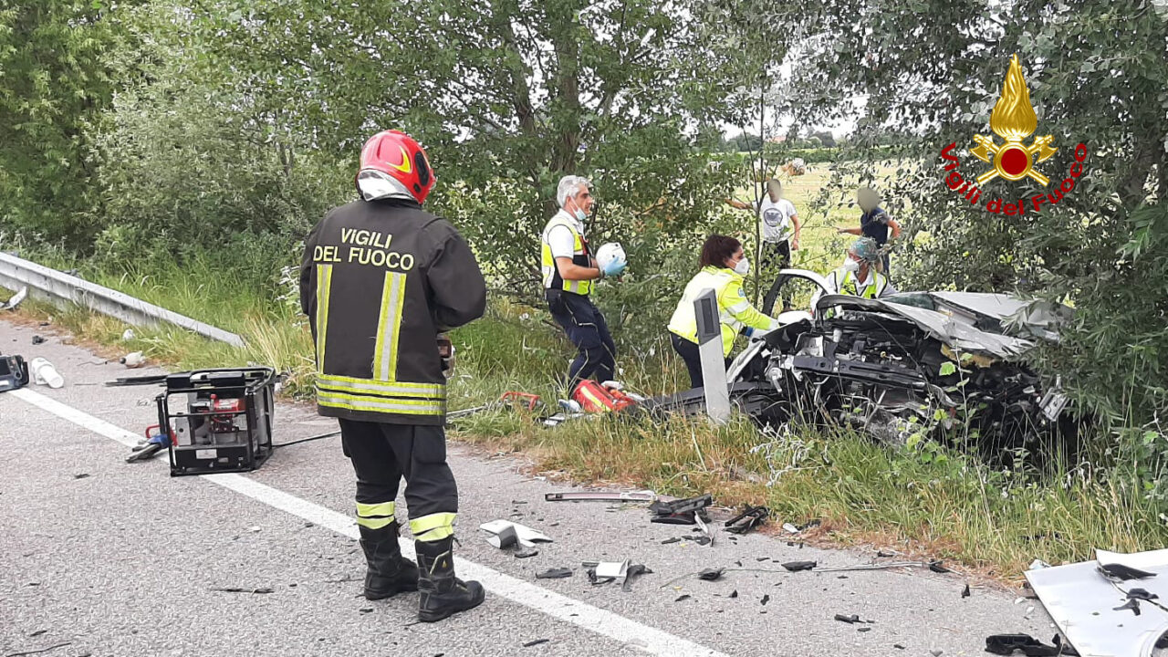 Noventa di Piave, tremendo scontro tra auto e camion: un ferito grave estratto dalle lamiere