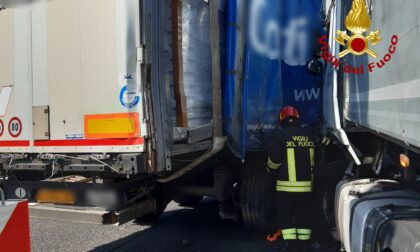 Maxi tamponamento tra camion in A4: un ferito e traffico paralizzato