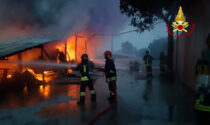 Chirignago, le foto dei mezzi divorati dalle fiamme sotto la tettoia: indagini in corso