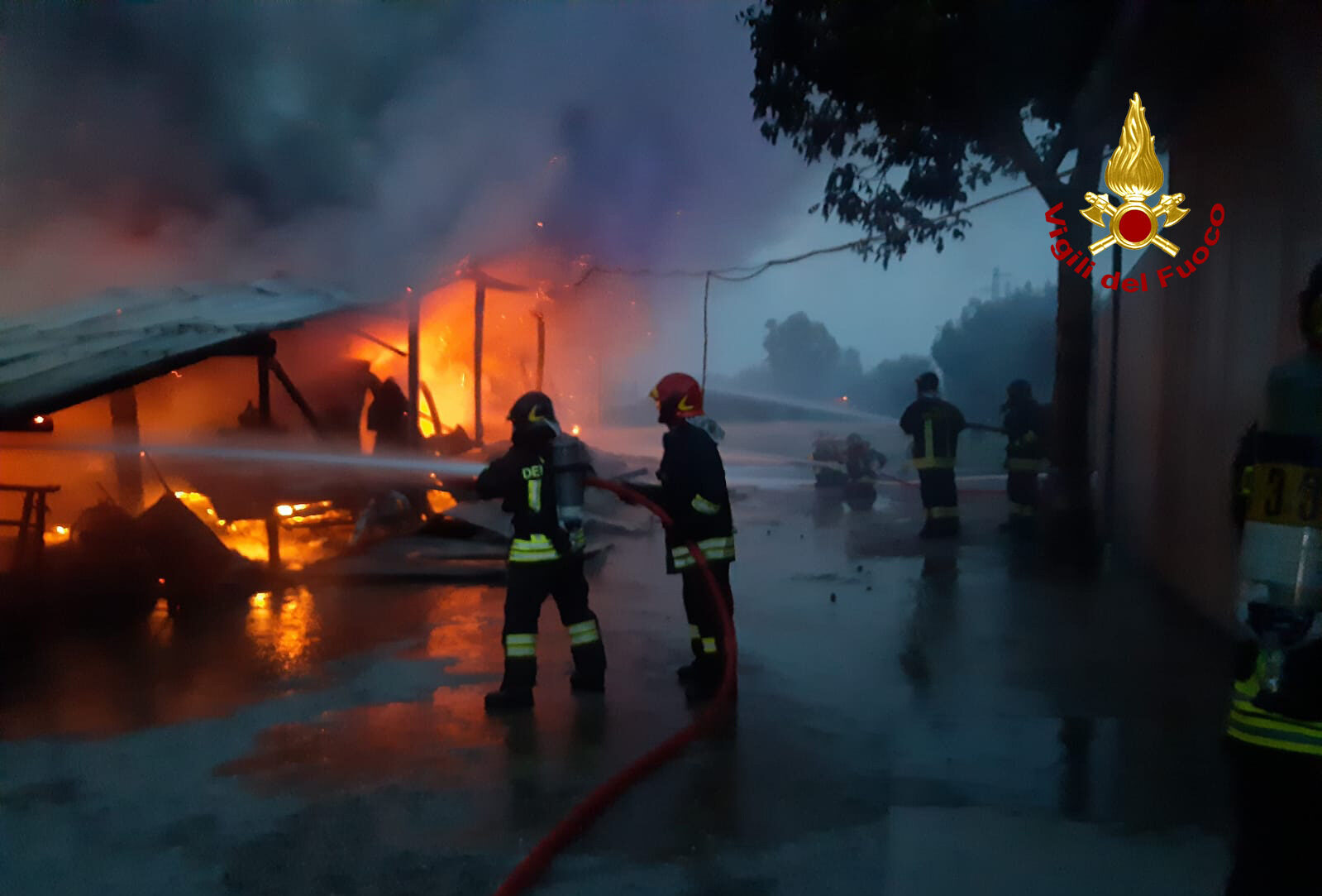 Chirignago, le foto dei mezzi divorati dalle fiamme sotto la tettoia: indagini in corso