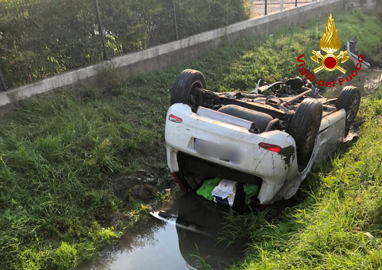 Restano intrappolate nell’auto ribaltata in un canale di scolo