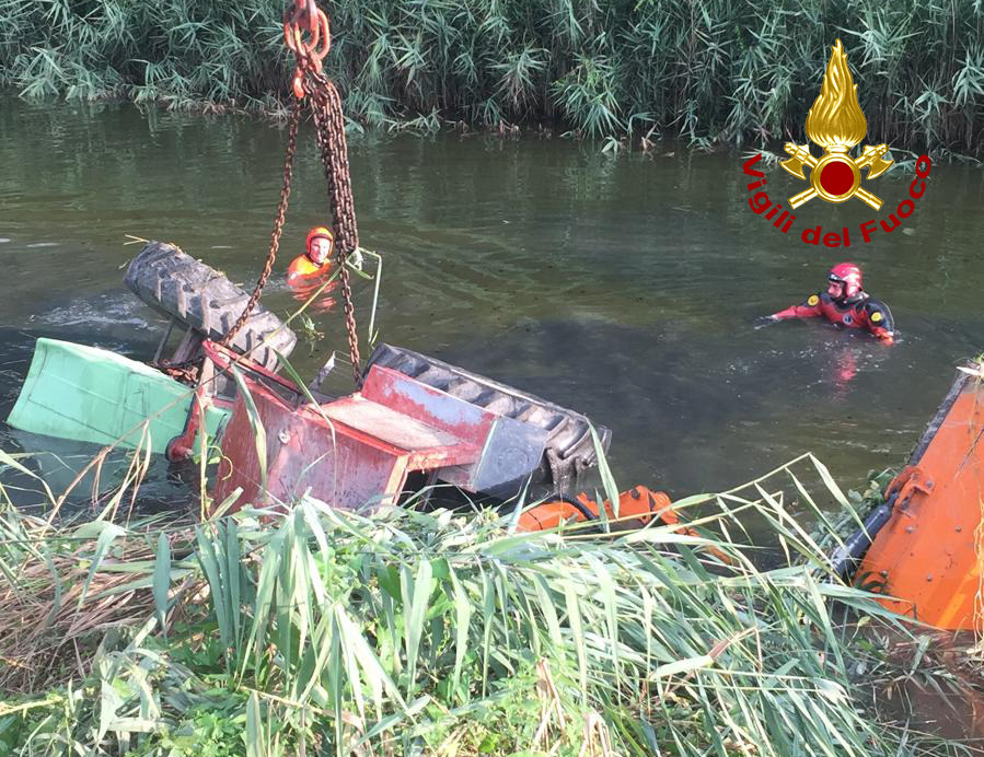 Tragedia a Caorle, trattore si rovescia nel canale: morto un agricoltore