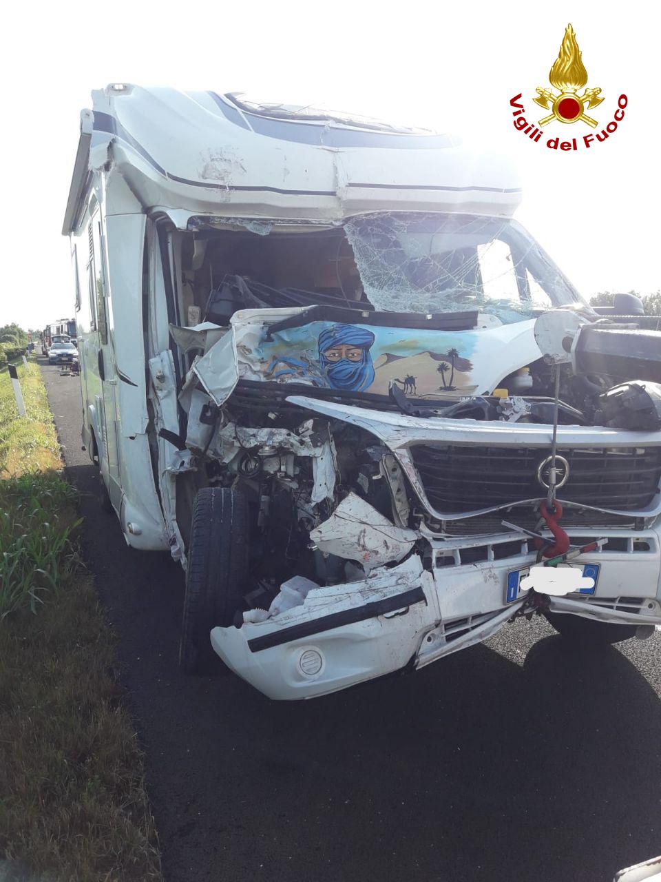 Tremendo schianto in autostrada tra camion e camper: marito e moglie feriti