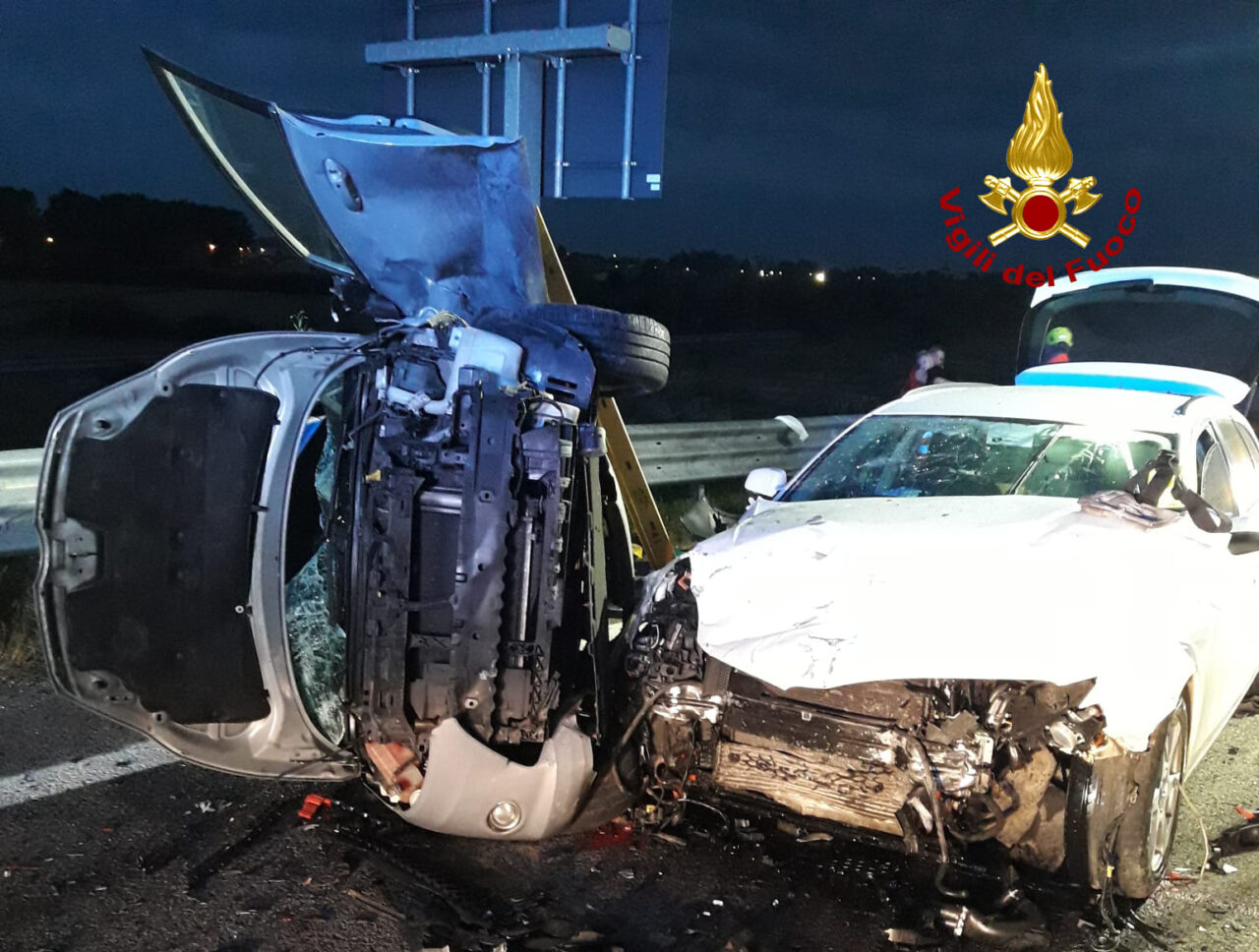 Coppia in gravi condizioni dopo incidente tra tre veicoli