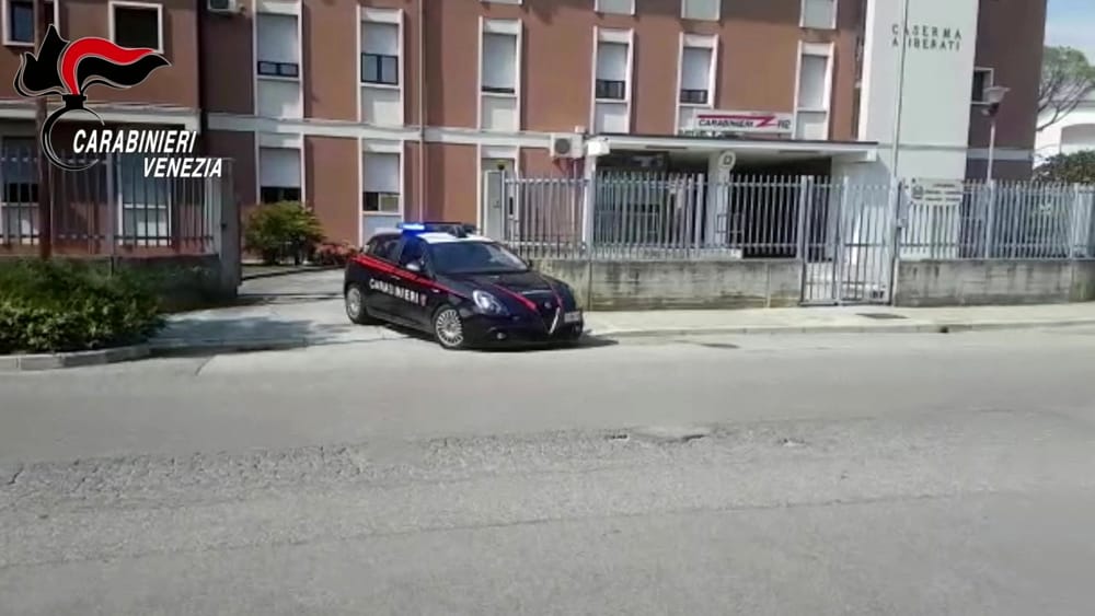 Salvano la vita a un uomo in overdose e poi beccano lo spacciatore di eroina