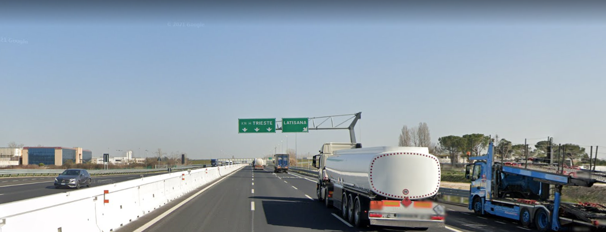 Centra in pieno a 120 chilometri all’ora una trave di due metri in autostrada A4