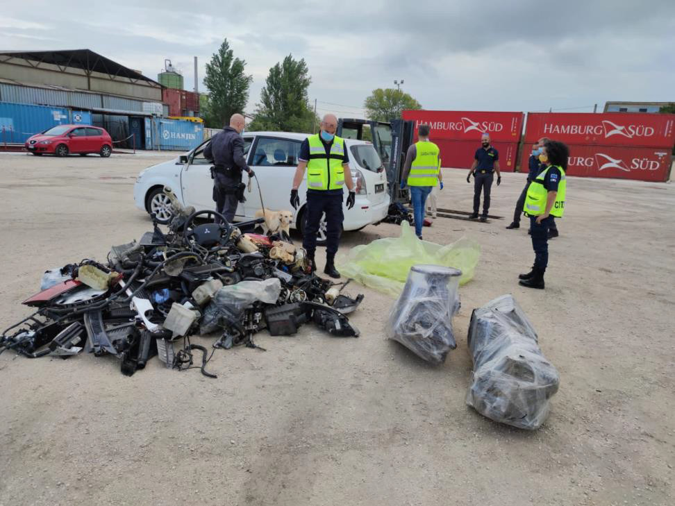 Sequestrato container al porto di Venezia contenente pneumatici, materiale elettrico e rifiuti pericolosi
