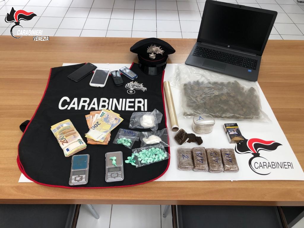 Sembravano due amici “normali” e invece erano due pericolosi spacciatori