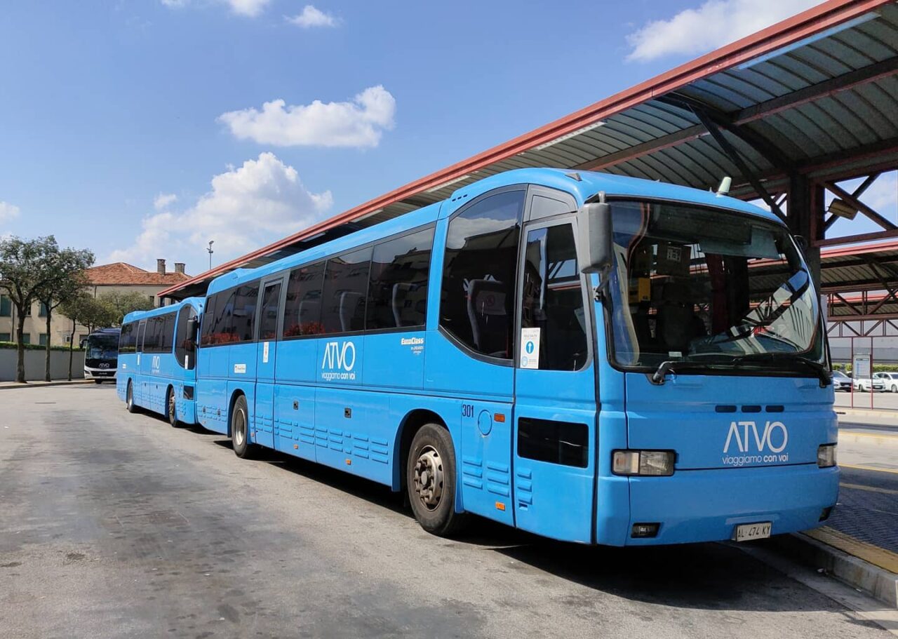 Passeggera del bus minacciata e offesa per il colore della pelle