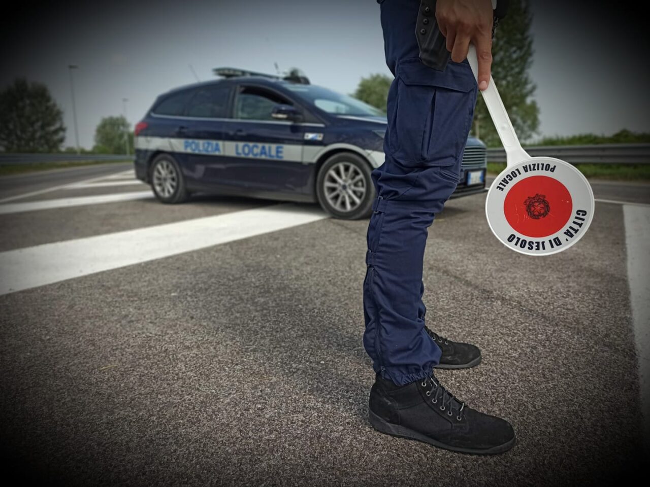 Minorenni rubano lo scooter a un lavoratore stagionale, ma la “corsa” finisce tra le braccia della Polizia locale