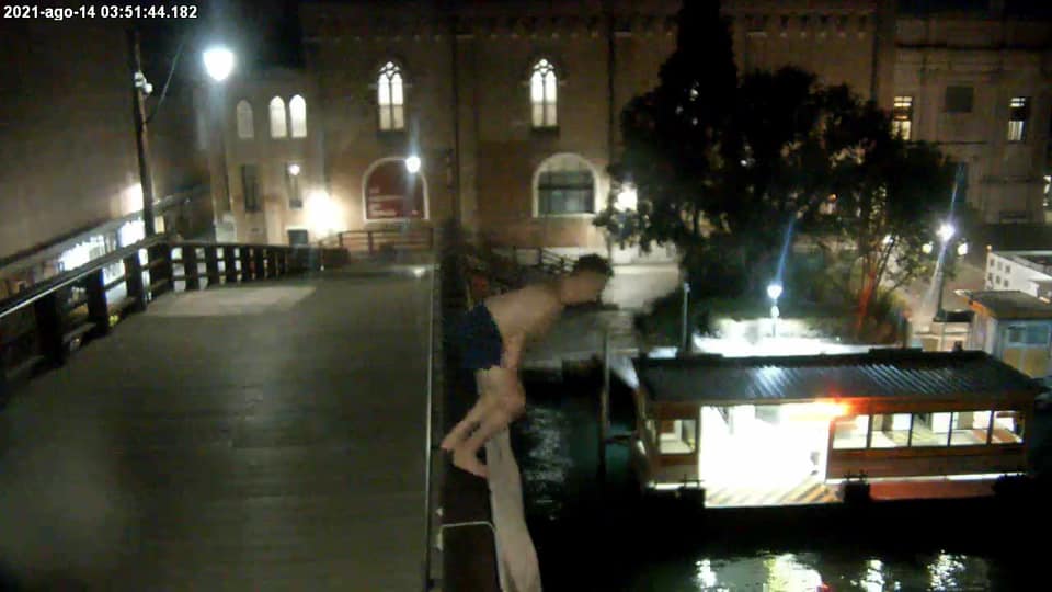 Prima si tuffa dal Ponte degli Scalzi tra i vaporetti e poi scippa un turista