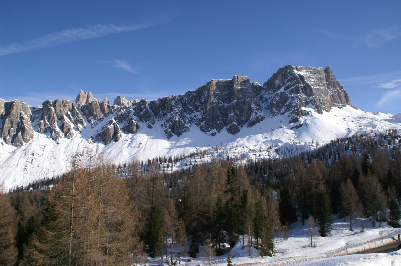 Alpinista 26enne di Venezia perde l’appiglio e vola dalla parete sui Lastoni di Formin