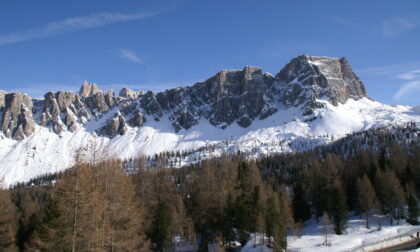 Alpinista 26enne di Venezia perde l'appiglio e vola dalla parete sui Lastoni di Formin