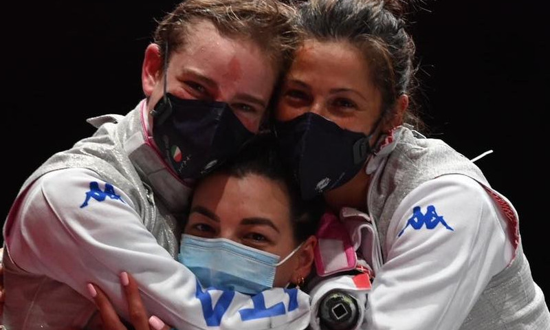 100 giorni fa ha rischiato di morire e ora festeggia l’oro (e l’argento) alle Paralimpiadi