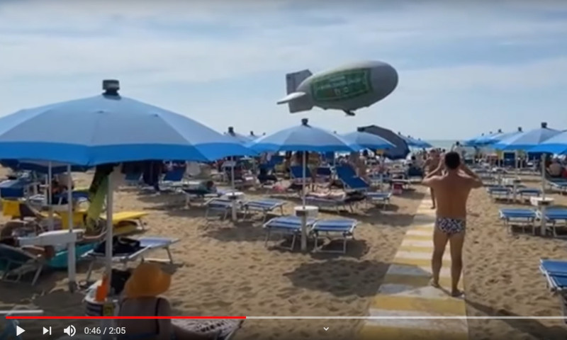 Quando la pubblicità diventa “pericolosa”: il video del dirigibile che sfiora i bagnanti