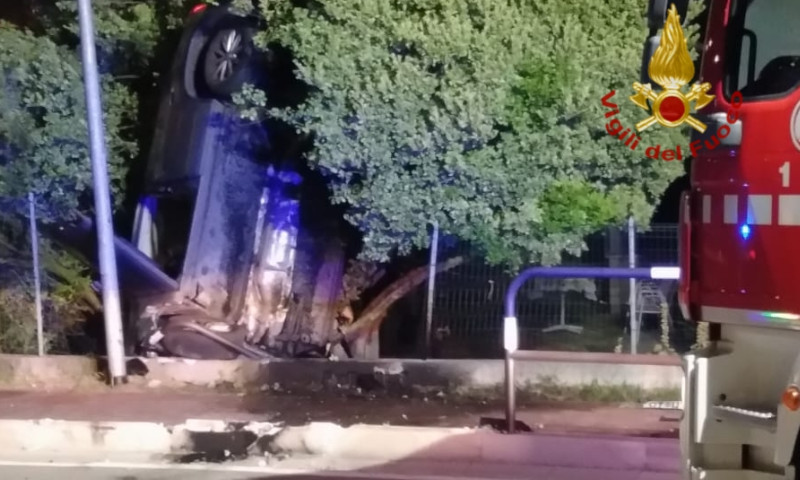 L’auto finisce fuori strada e resta “impennata” sul muso, le incredibili immagini dei soccorsi