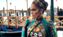 Jennifer Lopez incanta Venezia: "divina" alla sfilata di Dolce e Gabbana in San Marco