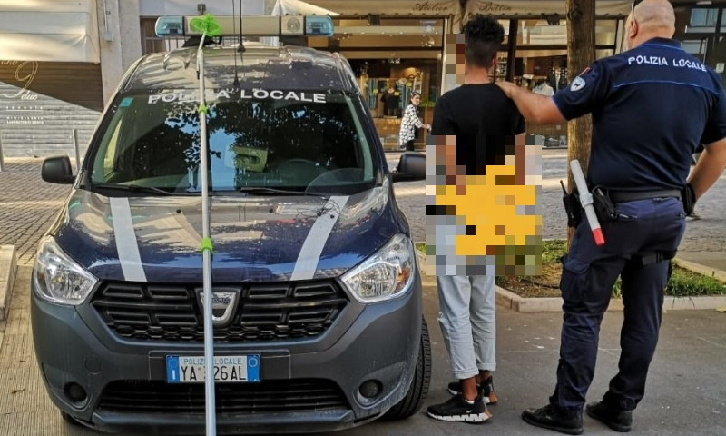 Baby pusher lancia la droga nel canale, ma la Polizia locale lo incastra (con uno stratagemma)