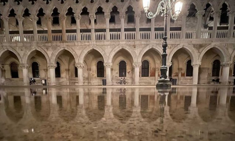 L’onda “anomala” travolge la Serenissima e Venezia finisce sott’acqua