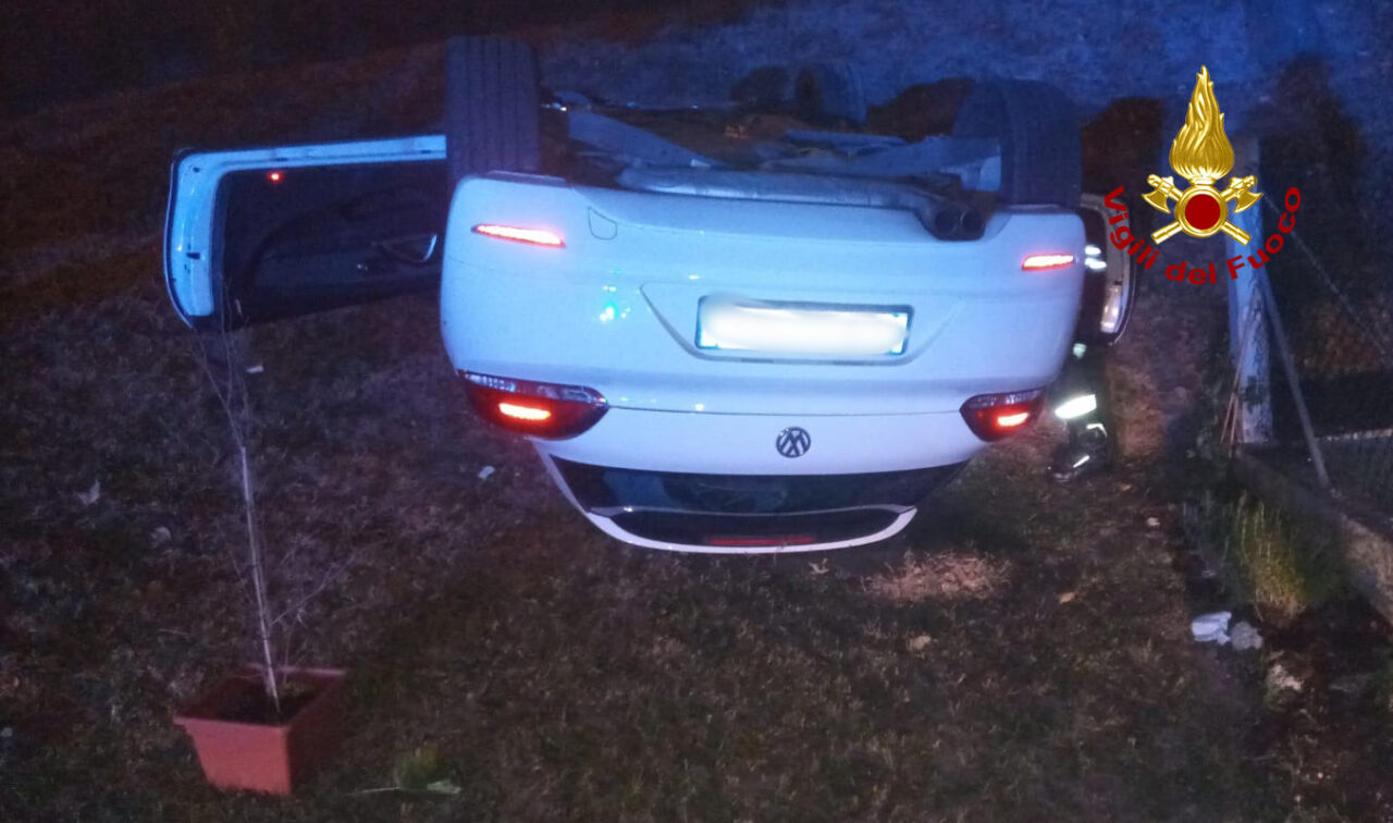 Sbanda con l’auto e si ribalta in un giardino privato: morto il conducente 61enne