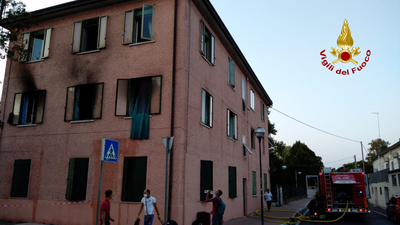 Incendio al primo piano dell’abitazione a tre livelli: 10 persone rimaste fuori casa