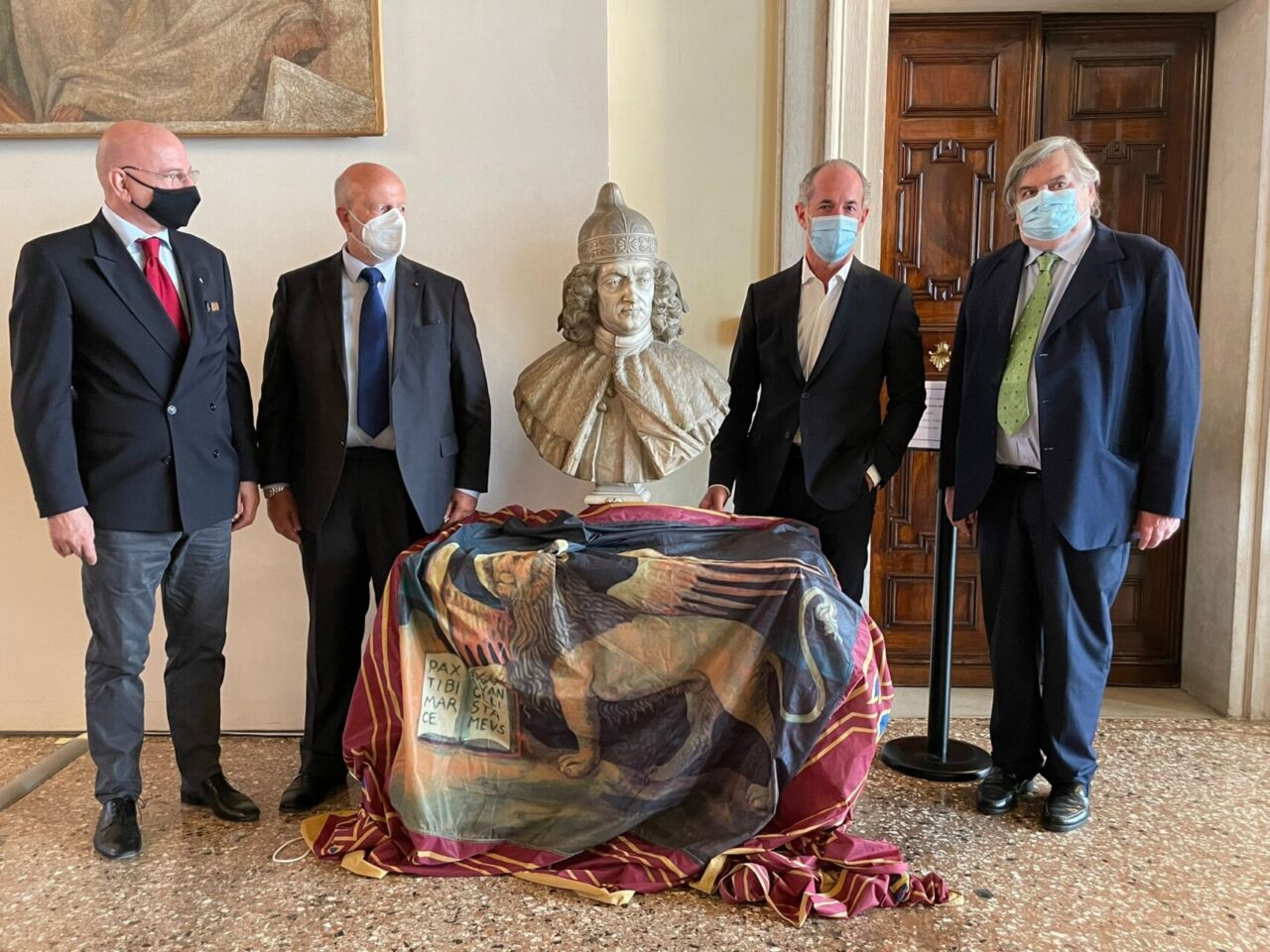 Il busto del doge Giovanni II Corner torna a Venezia, le foto della donazione alla Regione