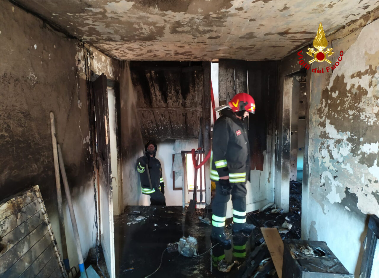 Incendio a Sottomarina di Chioggia, le immagini dell’appartamento devastato dalle fiamme