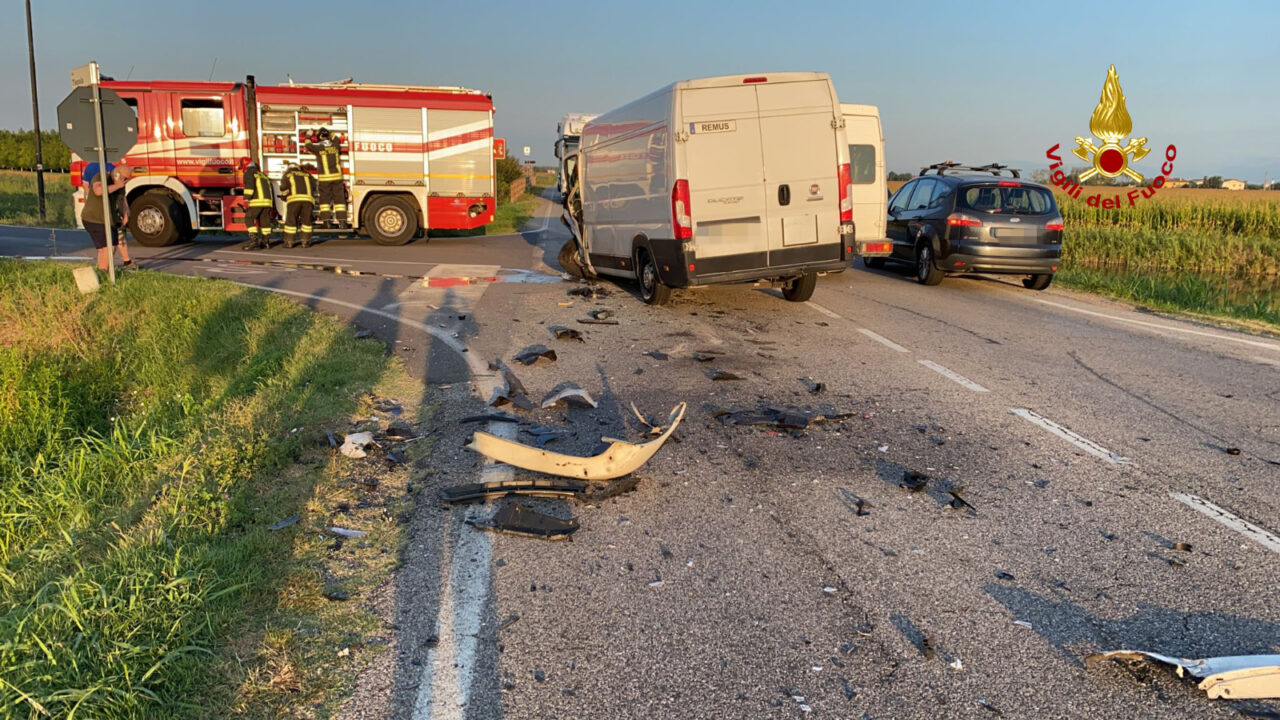Eraclea, tremendo schianto tra auto e furgone: un ferito grave