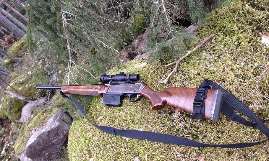 Rapinatori lo minacciano con un coltello in casa sua e lui spara con il fucile
