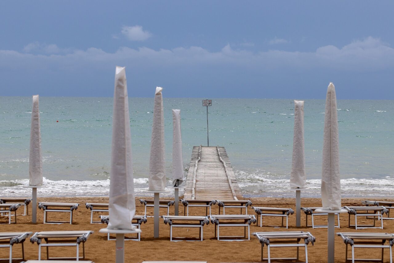 Folle rissa a colpi di ombrellone a Jesolo: botte in pieno giorno tra giovanissimi