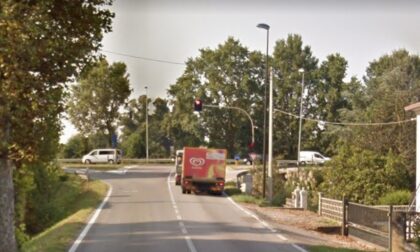 Ciclista investita da un furgone: è caccia al pirata della strada