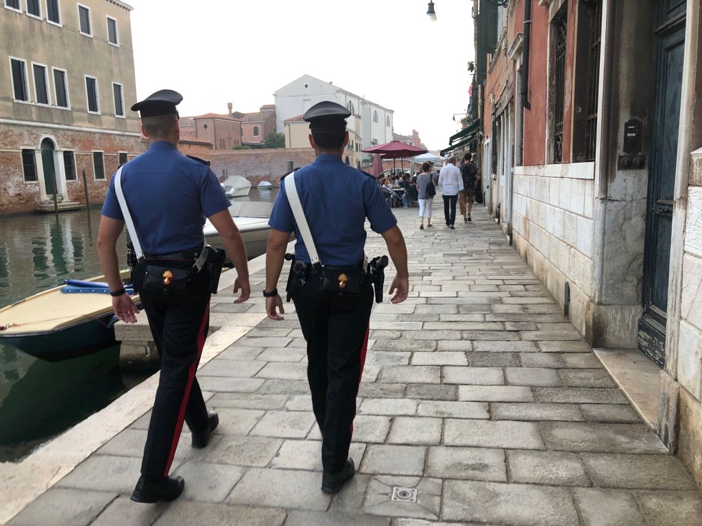 Trasforma il bar in un ristorante senza autorizzazioni e usa la Laguna come discarica