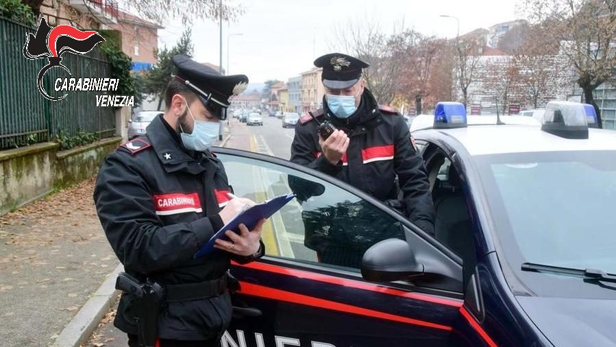 Pensionato si diverte a sfregiare le auto in sosta con un cacciavite