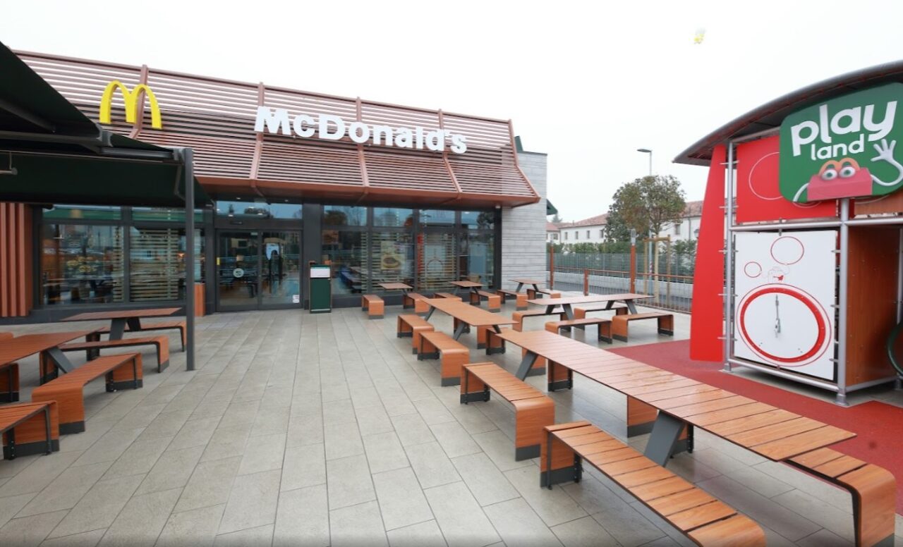 Esce dal McDonald’s e si accascia a terra: 16enne lotta tra la vita e la morte