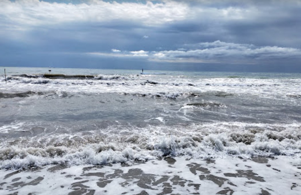 Si tuffa in mare e sparisce, lo trova un militare della Guardia Costiera a due metri di profondità